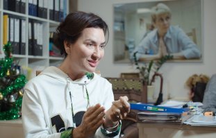 Вы это животное видели? Она себе помочь хочет. Деньги на пластику копит.