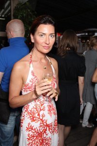 Вы это животное видели? Она себе помочь хочет. Деньги на пластику копит.