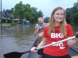 Вид у этой тетки какой-то слишком хитрый, как будто бы замышляет что-то. Как будто уже держит весло на изготовке, и в следующую секунду она резко развернется и заедет этим веслом в ухо мужику лыбящемуся на корме позади нее.