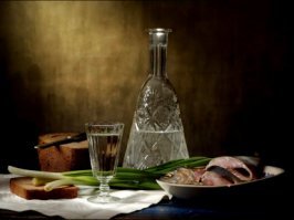 24 пункта и без главного!!!:

КАК ПИТЬ ВОДКУ! Перво наперво, в морозилку укладывается несколько перемен рюмок. Ибо, вопреки распространеннейшему заблуждению, замораживать надлежит не водку, а рюмки! Водку следует только лишь охладить, градусов до десяти пятнадцати. Дверца холодильника вполне подойдёт. И, естественно водка должна быть хорошей, ибо косорыловка Ничто ей не поможет. Далее, ставим варить картошку. Но не абы какую! Картошка, сваренная в чуть подсоленной воде, непременно должна быть рассыпчатой и душистой! Все остальные варианты мы с презрением отметаем Пока картошечка варится, надобно подготовить селёдку. Обязательно очень жирную, бочкового пряного посола. Аккуратненько чистим, лишаем костей абсолютно, режем на ломтики, и укладываем на селёдочницу (удлинённо овальную тарелочку с высотой бортов около 6 9 мм). Разложив её так, чтобы создавалось впечатление практически целой рыбёшки, сверху густо покрываем её тончайшими полуколечками репчатого лука (белого и красного), после чего сбрызгиваем (мало мало, но так, чтобы на каждый кусочек попало) постным маслом (подсолнечным. И упаси вас Боги взять рафинированное! Только пахучее! Только!). Тем временем картошечка почти поспела, но есть ещё время разложить по мисочкам солёные грибочки (опята, лисички, рыжики), и солёные же огурчики. Предостерегаю именно бочковые солёные! Не маринованные! Весьма не повредит мелко мелко порезать укропчику, петрушки, по вкусу сельдерея или лука порея, положив нарезанное в отдельную большую мисочку и хорошенько перемешав. Естественно, что накануне была сметана. На рынке! Густая! То, что называется ложка стоит Это основа для получения вкуса водки. Остальные (по желанию) закуски могут подаваться не раньше, как только после третьей рюмки. Закурить (опять же по желанию) тоже. Итак Кладём на тарелочки варёную картошку. Вилкою каждую картофелину чуть надламываем посередине, и кладём поверх сметану. Щедро посыпаем смесью зелени. Достаём ледяные рюмки, водку, и производим налитие. Провозгласивши что либо соответствующее, дружно опрокидываем оные рюмки. А вот тут самое интересное: порядок закусывания! (ибо от этого многое зависит) Следует поступать так: поставив рюмку, наколоть ломтик два селёдки (непременно прихватив лучка), отправить в рот, и начать медленно жевать. В это время отламывается кусочек картофелины (со сметанкою, с зеленью), и туда же. То бишь в рот. Далее кусочек свежайшего, душистого чёрного хлеба. Пожевать, проглотить. И вот тут то и проявится настоящий вкус водки, какой он должен быть! После того уже можно огурчика, грибочка или повторить чего то предыдущего это уж куда вилка протянется. Ибо препятствовать мыслью тут не надо! Организм он мудр подсознательно, и сам разберётся, куда руку с вилкою направить .... Бляяяяяя - захлебнуцца можно! Слюной.