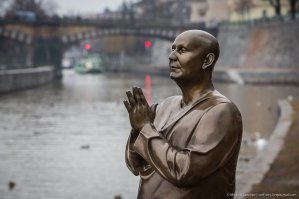 Не в защиту но для уточнения ради. Памятник - память. А кумир это предмет поклонения. Не все памятники - предмет поклонения.
На набережкой, рядом с Музеем Кампы, Прага стоит Далай-Лама и благославляет проплывающие мимо речные трамвайчики