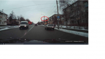 Чего??? Где вы там мигающий желтый увидели? Там красный уже горел секунды 3, прежде чем шнивавод на перекресток решил выехать.