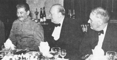 Вот также Иран в 1943: люди общаются вопросы обсуждают, выпивают культурно. А если бы шах того времени в тюрбане зашел: высмеяли, заставили бы хрень с башки снять и в итоги напоили бы вискарем