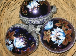 Свои поделки выложу, похвастаюсь:
Обожаю расписывать шары. Покупаю однотонные и вперед.