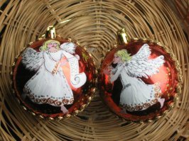 Свои поделки выложу, похвастаюсь:
Обожаю расписывать шары. Покупаю однотонные и вперед.