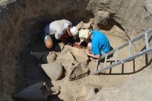 Исторический кадр: археологи на раскопках шумеро-аккадского города, извлекают манускрипт с байкой про пердёж.