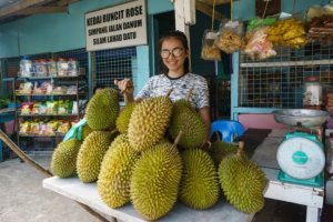 Это вот такая хрень: плоды, вкусные вообще-то, но вонючие, как Тузик, сдохший на ссаных тряпках бомжа. Даже в конфетах, несмотря на шоколадную оболочку, сохраняется это замечательное амбрэ. Лично я так и не пересилила себя, чтобы это попробовать, несмотря на хороший опыт в анатомичке