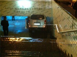 Автобус протаранил людей и упал в подземный переход в Москве