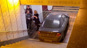 Автобус протаранил людей и упал в подземный переход в Москве