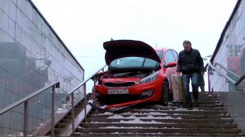 Автобус протаранил людей и упал в подземный переход в Москве