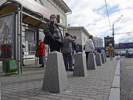 Не понимаю почему такими пеньками не оборудовать все пешеходные переходы? ведь это не первый раз, очень часто в переходы машины заезжают