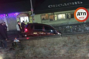 Автобус протаранил людей и упал в подземный переход в Москве