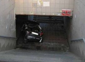 Автобус протаранил людей и упал в подземный переход в Москве