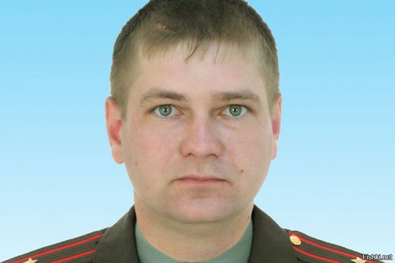 Сергей Александрович Солнечников - погиб, накрыв собой гранату, когда нерадивый срочник не смог нормально её бросить.