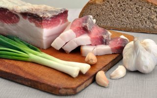 ну нах. за такие бабки,какую то хрень есть.я человек простой и по этому с удовольствием и сальцо под наваристый борщец поем