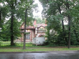 Знатоки сериала, узнаете этот дом? Состояние сейчас у него не очень, но я в него влюблена... Именно из-за фильма, специально нашла его на Каменном Острове в Питере.