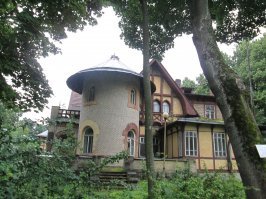 Знатоки сериала, узнаете этот дом? Состояние сейчас у него не очень, но я в него влюблена... Именно из-за фильма, специально нашла его на Каменном Острове в Питере.