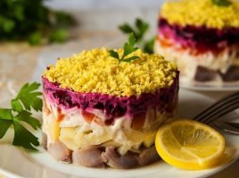 Селёдка под шубой какая-то заветренная - для фото можно было найти что-то поаппетитнее.