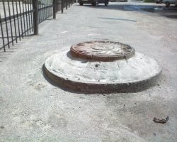 Вечером поставил в полуметре от этого люка и забыл про него. Стал трогаться, разбил башкой стекло. Скорость полкилометра в час.