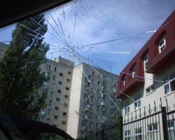 Вечером поставил в полуметре от этого люка и забыл про него. Стал трогаться, разбил башкой стекло. Скорость полкилометра в час.