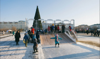 А вот такую горку поставили на центральной площади в Чите ,Забайкальский край.Такого позора не было ,даже в самые тяжёлые времена.