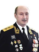 Юрий Гаврилович Устименко (1944 - 2014)
Вице-адмирал, доктор военных наук, профессор, заместитель командующего Северного флота.
Награды:
Орден  За службу Родине в ВС СССР  3-й степени
Медали
Нагрудный знак МО СССР  За боевое траление 
Именное оружие
Иностранные медали.
 3 января 2014 года, покончил жизнь самоубийством, застрелившись из наградного пистолета из-за тяжёлой болезни.
По словам офицеров флота, служивших с ним долгие годы, накануне здоровье ветерана ВМФ резко ухудшилось. Пройдя войны во Вьетнаме, Сомали, Анголе, моряк не согласился жить беспомощным. В предсмертной записке он попросил развеять свой прах над морем. Похоронен с воинскими почестями на Серафимовском кладбище.
Светлая память.