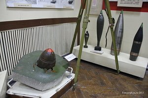 "Питерские" образцы.
1.Музей Ржевского полигона.
2.Военно-исторический музей артиллерии: 203 мм снаряд системы Макарова и пробитая снарядами броня с броненосца.