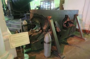 "Питерские" образцы.
1.Музей Ржевского полигона.
2.Военно-исторический музей артиллерии: 203 мм снаряд системы Макарова и пробитая снарядами броня с броненосца.