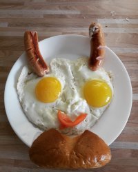 А это мой шедевр . Случайно красиво легла яишенка на тарелку , захотелось украсить )))