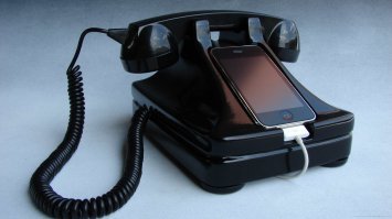А этот старый телефонный аппарат, наверное, для тех кто скучает по стационарным телефонам...