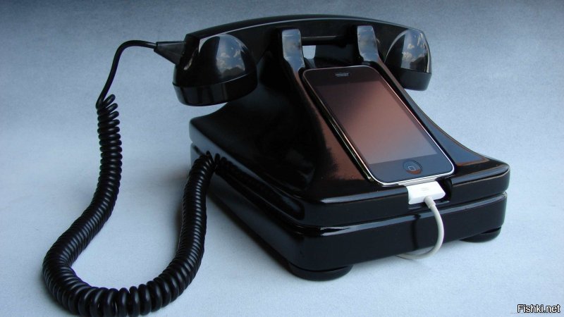 А этот старый телефонный аппарат, наверное, для тех кто скучает по стационарным телефонам...