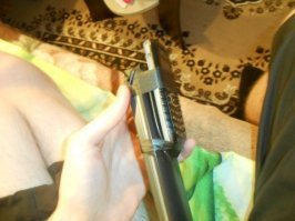 Я очень таки извиняюсь, но не могу понять, какая часть тела слева от объекта?