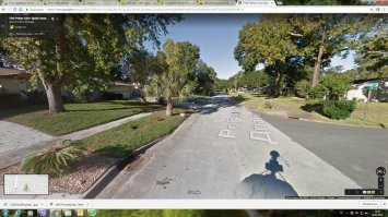 Перед тем как заметить отсутствие суровых дверей, вы увидите вот такие жилые районы (на фото не богатый) и чего же нет в них чего полно у нас на дачах, да и везде??