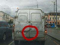 подобную картину наблюдаю почти на всех газелях, е.б.у.ч.ие. замки которых хватает на пару недель, вот водители таким способом решает проблему