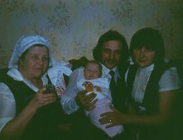 Я купил себе спецом слайд сканнер. Оцифровал все слайды отцовские. Он много делал цветного фото - дорогое удовольствие - но я сейчас это очень оценил.
Вот например, мне несколько месяцев, за бортом 1974 год. Фото цветное.