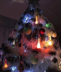 А мы только вчера повесили нашу старую гирлянду) Когда лампочки нагреваются, внутри "огоньков" идут пузырьки)