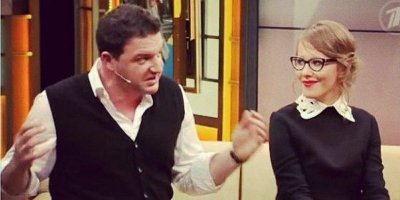 Кнопочку в правом верхнем углу заметьте. А ведь когда-то, действительно, Актером был. А теперь свекр против всех.