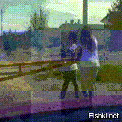 Мужчина заснял на видео, как его супруга феерично запирает ворота 