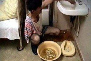 Не проще было бы для преодоления запора выпить прокисшее молоко и съесть соленый огурец?!
А ещё автор забыл про наркокурьеров, проводящих в ж.о.п.е наркоту.