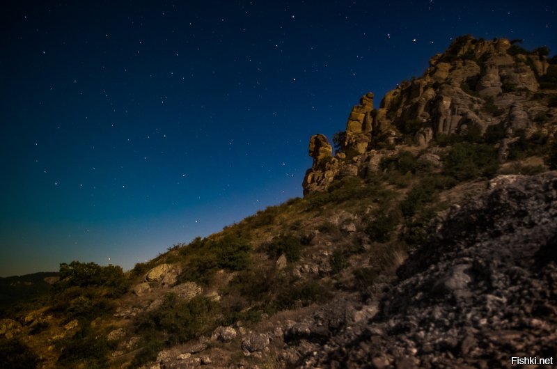 Фото по порядку. 1 Вид на Коктебель с горы Волошина, 2 Балаклава, 3 Спуск на пляж мыса Фиолент, 4, 5 Херсонес, 6 Айпетри( фото 2014го года,слышал, что все эти кафе в этом году снесли, не знаю правда это или нет) 7 Дача Стамболи в Феодосии 8 Долина Приведений
