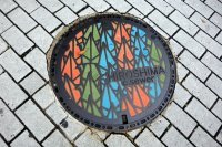 В момент детонации  Малыша  двухлетняя Садако была дома на расстоянии приблизительно 2 километров от эпицентра. Взрывная волна вынесла её через окно, но девочка осталась жива. В ноябре 1954 года у неё проявились первые признаки болезни   на шее и позади ушей проявилась опухоль, ей оставалось жить не больше года.

3 августа от своей лучшей подруги Тидзуко Хамамото она узнала о легенде, согласно которой человек, сложивший тысячу бумажных журавликов, может загадать желание, которое обязательно исполнится. Легенда повлияла на Садако, и она, как многие пациенты госпиталя, стала складывать журавликов из любых попадавших в её руки кусочков бумаги.

Между тем, здоровье Садако постоянно ухудшалось, и 25 октября 1955 года она умерла. По легенде из книги  Садако и тысяча бумажных журавликов , она успела сделать лишь 644 журавлика. Её друзья закончили работу, и Садако была похоронена вместе с тысячей бумажных журавликов. На выставке, посвященной Садако, которая располагается в Мемориальном музее мира в городе Хиросима, приводится информация о том, что девочка успела смастерить больше тысячи бумажных журавликов