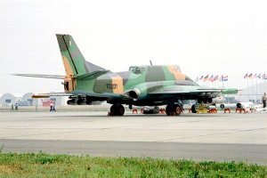 Ил-102 забыли. Последний самолет с турельной установкой. По опыту Афганистана - духи запускали ЗРК в хвост уходящему самолету.
Основным отличием Ил-102 от Су-25 был именно второй член экипажа. По всей видимости, данное обстоятельство тогда не засчитали в плюсы самолета, и вторая кабина для стрелка сыграла, скорее всего, негативную роль. Однако стрелок-оператор помимо основной своей задачи   защиты от атак истребителей, боевых вертолетов и подавления средств ПВО противника   вел контроль за воздушной обстановкой в задней полусфере и работой целого ряда бортовых систем штурмовика. Таким образом, существенно облегчалась работа пилота, с него снималась часть нагрузки. В моменты выхода из атак стрелок-оператор с помощью огня из задней дистанционно управляемой артиллерийской установки мог огнем подавлять и дезорганизовывать противника, главным образом расчеты ПЗРК и МЗА.