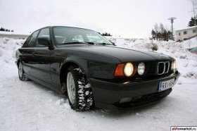 А вот машина жены, мы фанаты с ней всякого "старья", она владела ей 6 лет. Но в этих машина сохранилась какая то теплота и красота времён, когда они были шедеврами своего времени, кстати её экземпляр был очень задорный с мотором М50 и годом выпуска 1990. Но к сожалению на ней сломался автомат и работал в аварийном режиме на 4-й скорости, вопрос ремонта был 4000-6000 евров, на тот момент для нас это было критично, решили продавать, жена ещё 1,5года сопротилялась, ищя возможные варианты ремонта, но позже сдалась. Хотя машина в очень хорошем состоянии без ржи пробег всего чуть больше 200т. км., кожаный салон, 2-х зонный климат, круиз и куча других приятных мелочей.