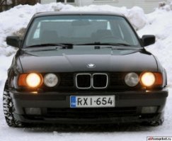 А вот машина жены, мы фанаты с ней всякого "старья", она владела ей 6 лет. Но в этих машина сохранилась какая то теплота и красота времён, когда они были шедеврами своего времени, кстати её экземпляр был очень задорный с мотором М50 и годом выпуска 1990. Но к сожалению на ней сломался автомат и работал в аварийном режиме на 4-й скорости, вопрос ремонта был 4000-6000 евров, на тот момент для нас это было критично, решили продавать, жена ещё 1,5года сопротилялась, ищя возможные варианты ремонта, но позже сдалась. Хотя машина в очень хорошем состоянии без ржи пробег всего чуть больше 200т. км., кожаный салон, 2-х зонный климат, круиз и куча других приятных мелочей.