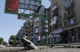 Будни ЛНР. Долгое время в центре Луганска валялись ступени от Точки-У и Смерча...