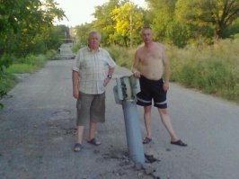 Будни ЛНР. Долгое время в центре Луганска валялись ступени от Точки-У и Смерча...