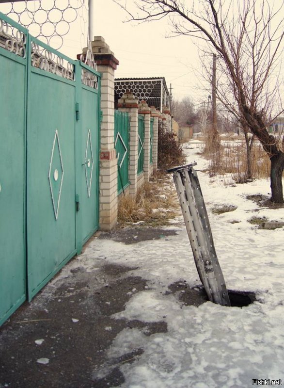 Будни ЛНР. Долгое время в центре Луганска валялись ступени от Точки-У и Смерча...
