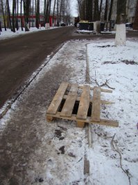 У нас вот так прикрыли люки, открытые стояли целый месяц, после обращения к мэру города Саранска!!!