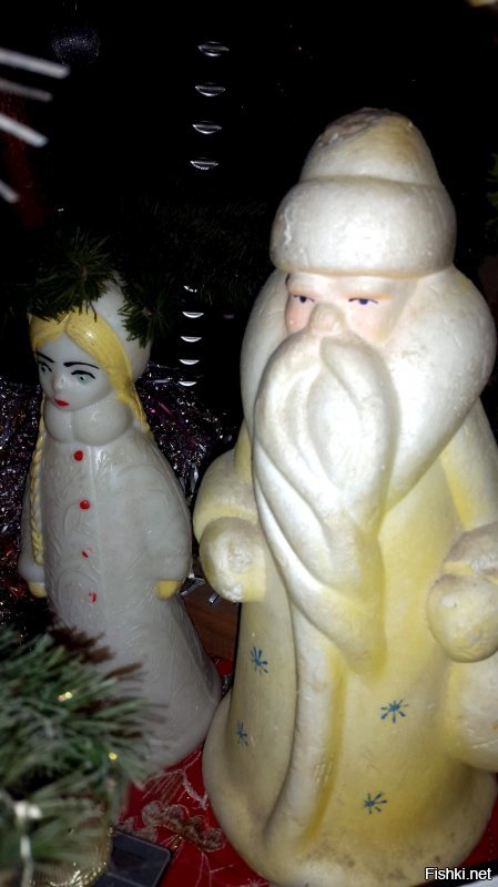 Не поленился встать и пощёлкать оставшиеся старые игрушки на моей ёлке. Пардон, что слегка пыльные - ёлка стоит с 30 декабря 1999 года...)) Есть ещё гирлянда, которой лет 40, но пару лампочек перегорело, нигде не могу достать...