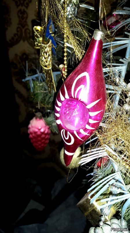 Не поленился встать и пощёлкать оставшиеся старые игрушки на моей ёлке. Пардон, что слегка пыльные - ёлка стоит с 30 декабря 1999 года...)) Есть ещё гирлянда, которой лет 40, но пару лампочек перегорело, нигде не могу достать...